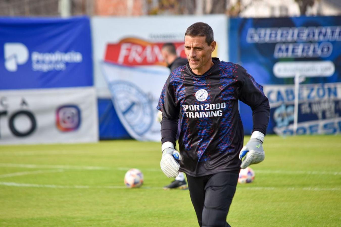 Imagen de Tiene 46 años y es el jugador más longevo del país: Martín Ríos, el patriarca de los arqueros