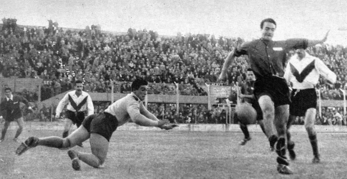 Iba medio minuto de la segunda etapa cuando le cruzaron la pelota a Cruz y éste efectuó un centro bajo que tomó Grillo de "cachetada" en la forma en que se aprecia en la presente foto y así pudo conquistar el gol del empate. Entonces comenzó a presionar el equipo rojo.