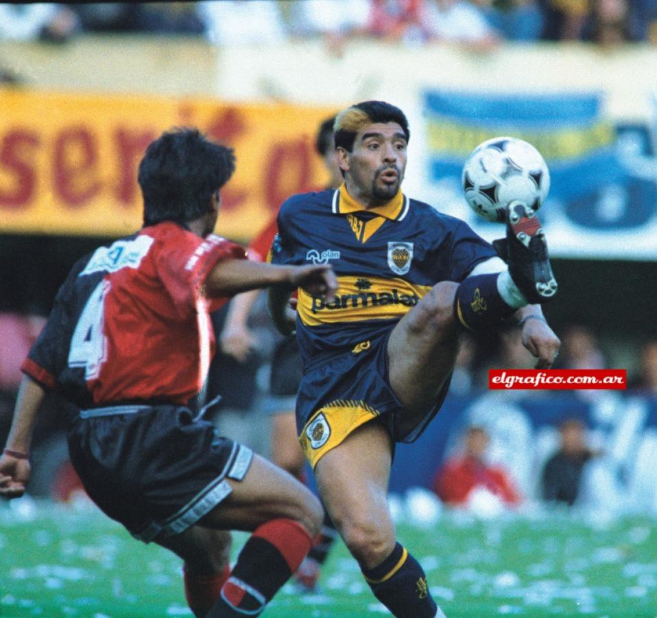 Imagen La primera vez que pisó la Bombonera, el día que Maradona volvió al fútbol tras el doping del Mundial 94. Lo tuvo que marcar a Diego.