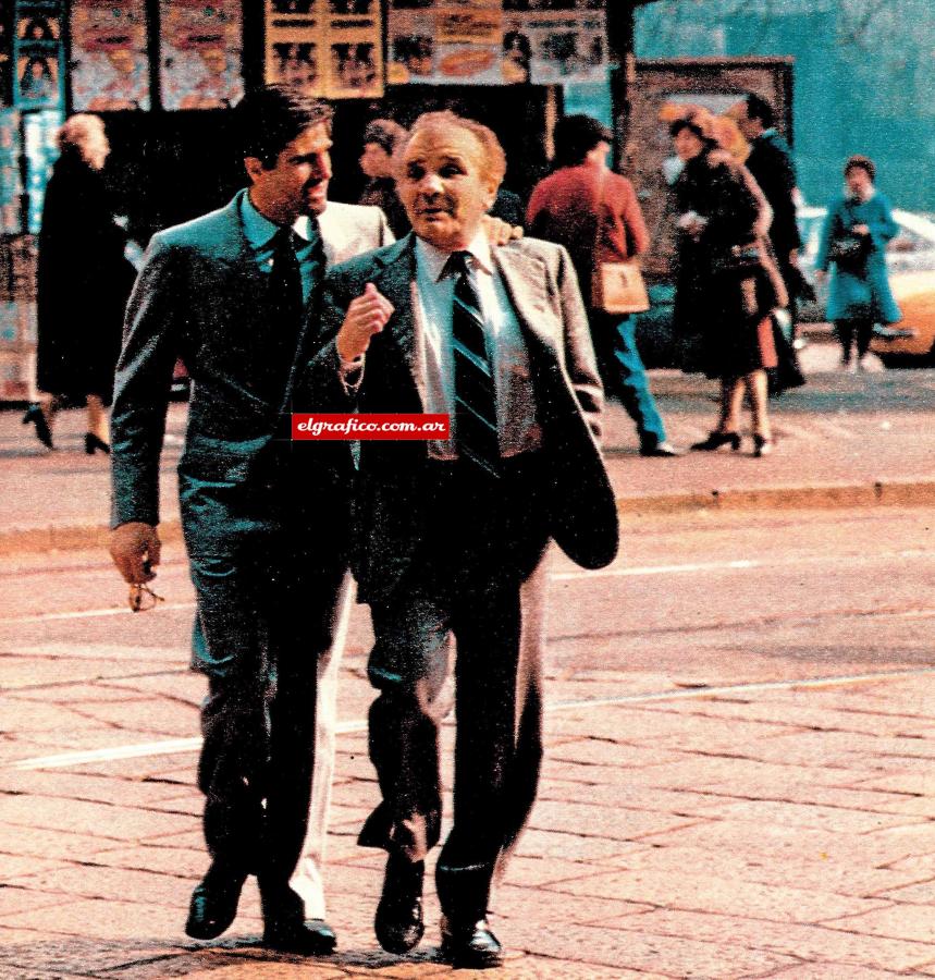 Milán, Italia, 1981. Dos grandes de la historia de los medianos: Benvenuti y La Motta. El Toro del Bronx viajó para reencontrarse con sus familiares y presentar su autobiografía.