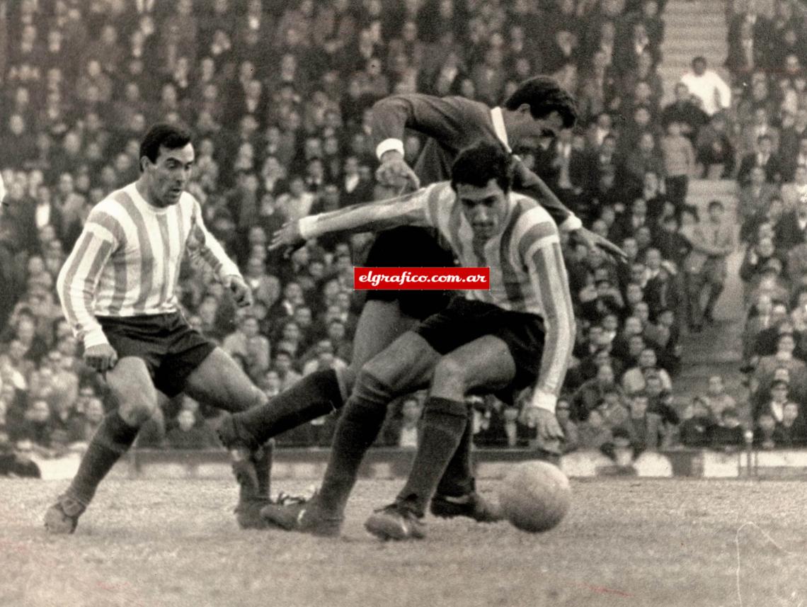 Imagen Jugador aguerrido, jugó en Racing entre 1964 y 1970. En ese período ganó la Copa Libertadores de 1967 y la Intercontinental.