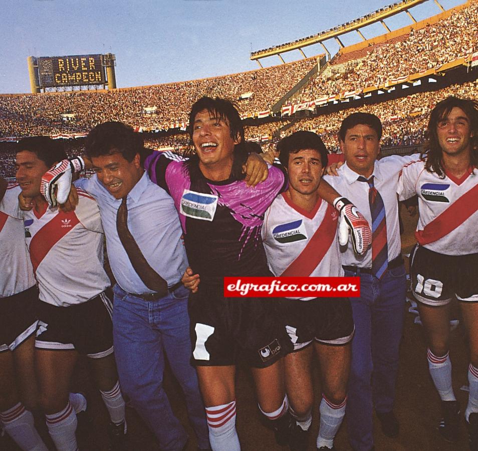 La segunda, tras volver de México, entre Américo Gallego, Fabián Basualdo y Daniel Passarella.