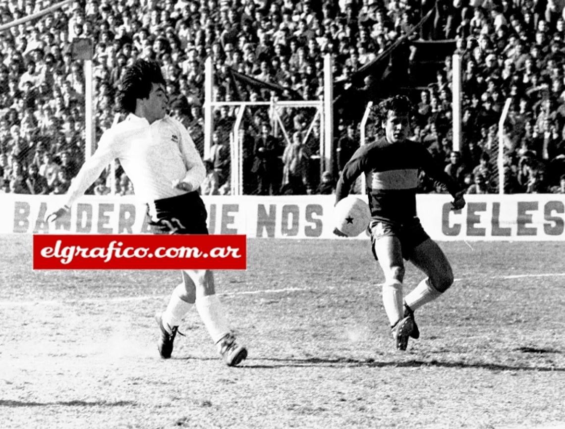 Imagen “Me cuesta controlarme cuando vea que un contrario se va con la pelota. Aunque sea una marca que no me corresponde... Así jugué siempre, desde muy pibe...” (En la foto con Omar Hugo Gómez de Quilmes. En Boca juega hasta 1979 para irse al Jalisco de México.)