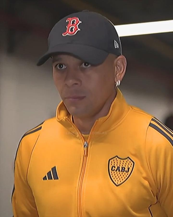 Imagen La gorra que lució Marcos Rojo y que se emparentó con el descenso de River.
