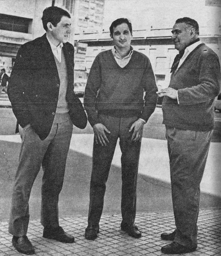 Imagen En una esquina bahiense con dos grandes amigos: Alberto Pedro Cabrera y Bill Américo Brusa. "Beto es el jugador que tiene todo, al que no le podemos agregar nada... ¿Y del «Lungo» qué puedo decir? Él ha sido mi consejero de siempre, tanto en lo deportivo como en lo personal. Si a alguien debo agradecerle por mis éxitos, ése no es otro que el «Lungo» Brusa, algo más que un amigo para mí..." 