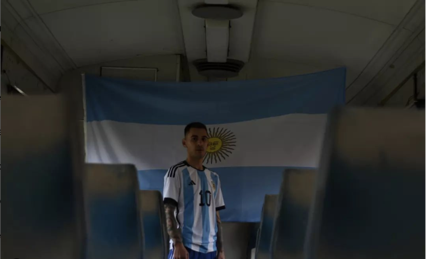 Imagen Paulos, con la camiseta y bandera de Argentina