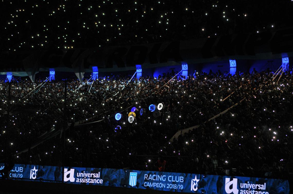 Imagen Hermosa postal de una noche para el recuerdo. La fiesta de Racing Campeón de la Superliga 2018/2019.