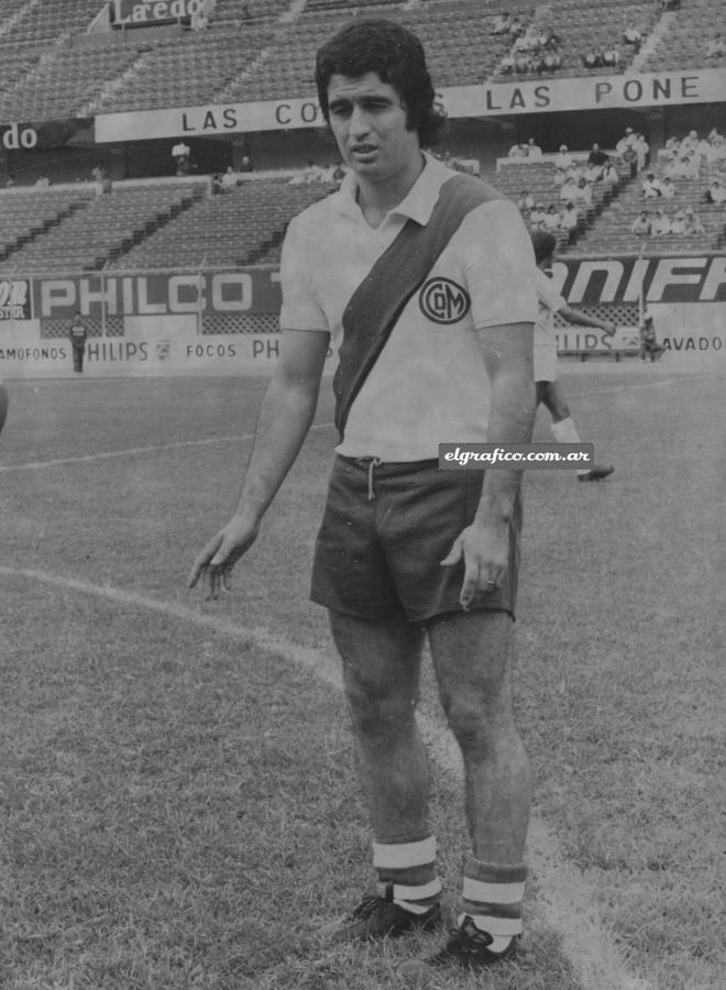 Imagen Rojitas en su debut en Deportivo Municipal de Perú.