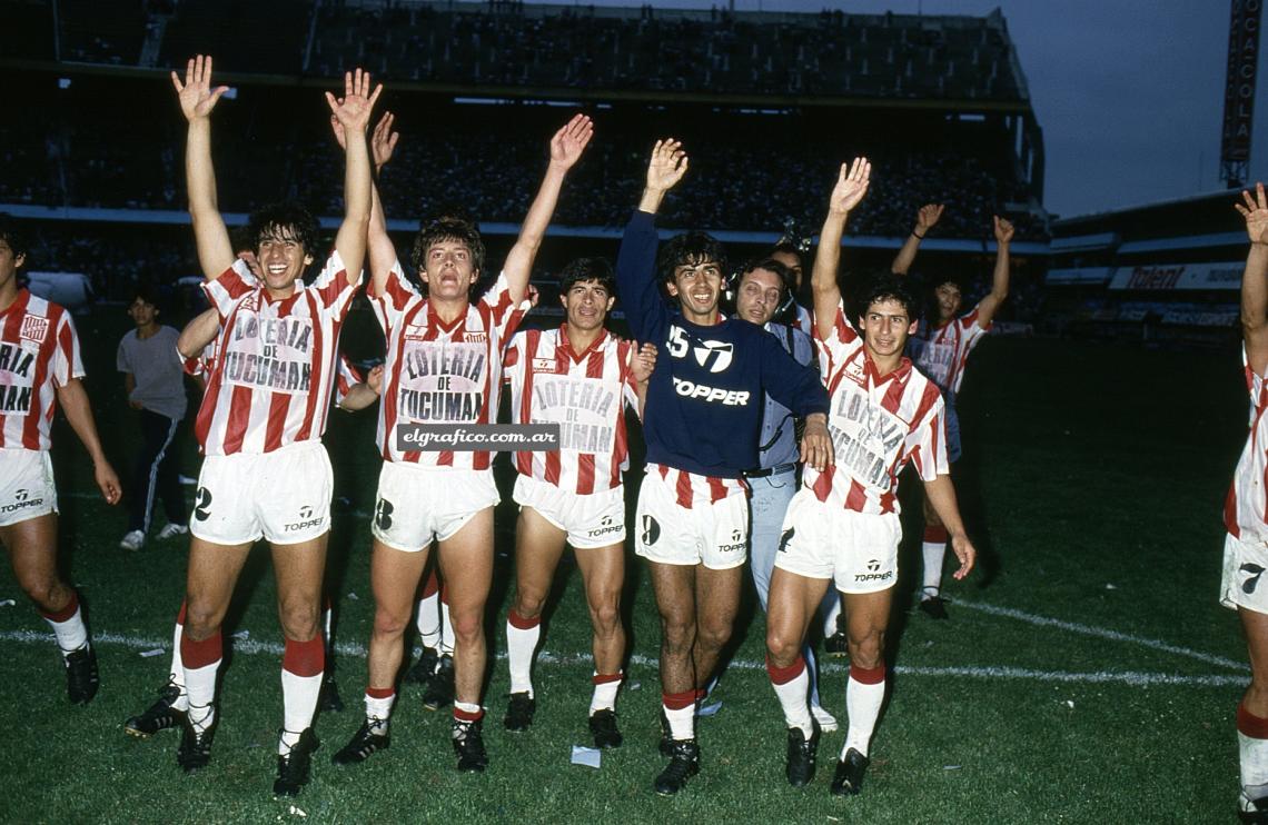 Imagen INDÉDITA. 22-11-1988 es una fecha inolvidable para San Martín de Tucumán. Los jugadores saludan luego del encuentro histórico.