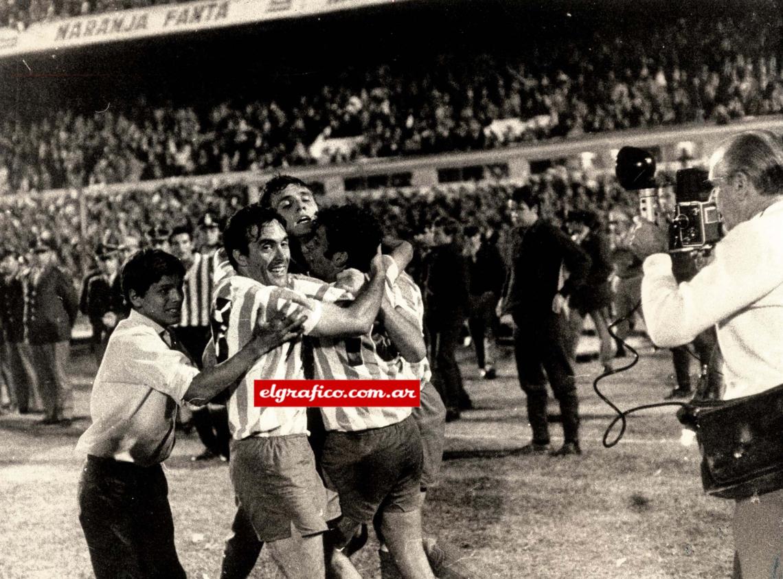 Imagen El triunfo sobre Estudiantes en la Copa Libertadores, en abril de este año... Un trofeo que ya había saboreado junto con la Copa del Mundo en el año anterior. El abrazo con Roberto y con Salomone. 