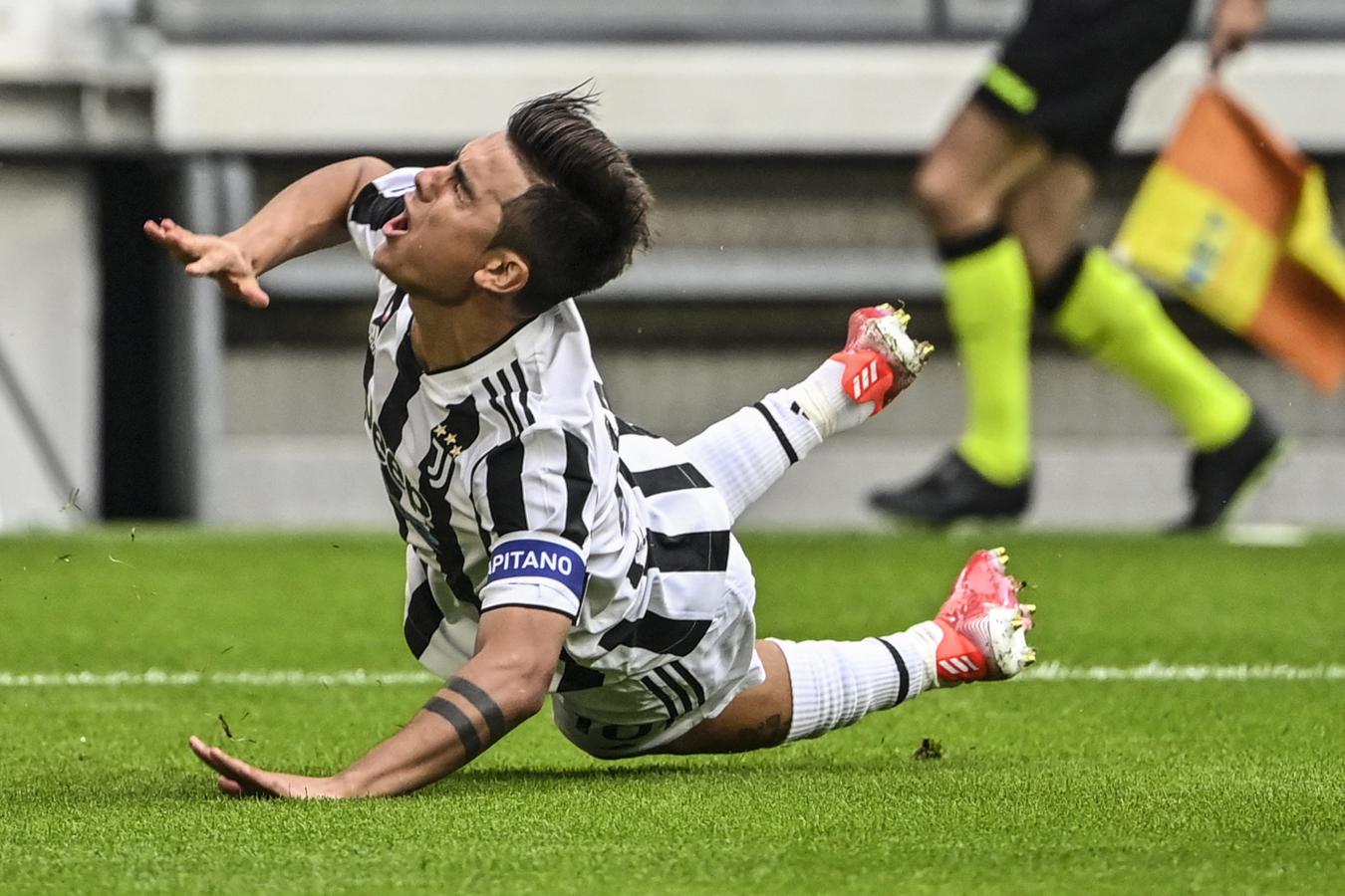 Dybala sufrió una molestia muscular y se retiró a los 20 minutos lesionado (AFP)