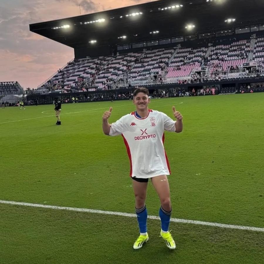 Imagen La foto de Cóccaro con la camiseta de Huracán en el campo de Inter Miami.