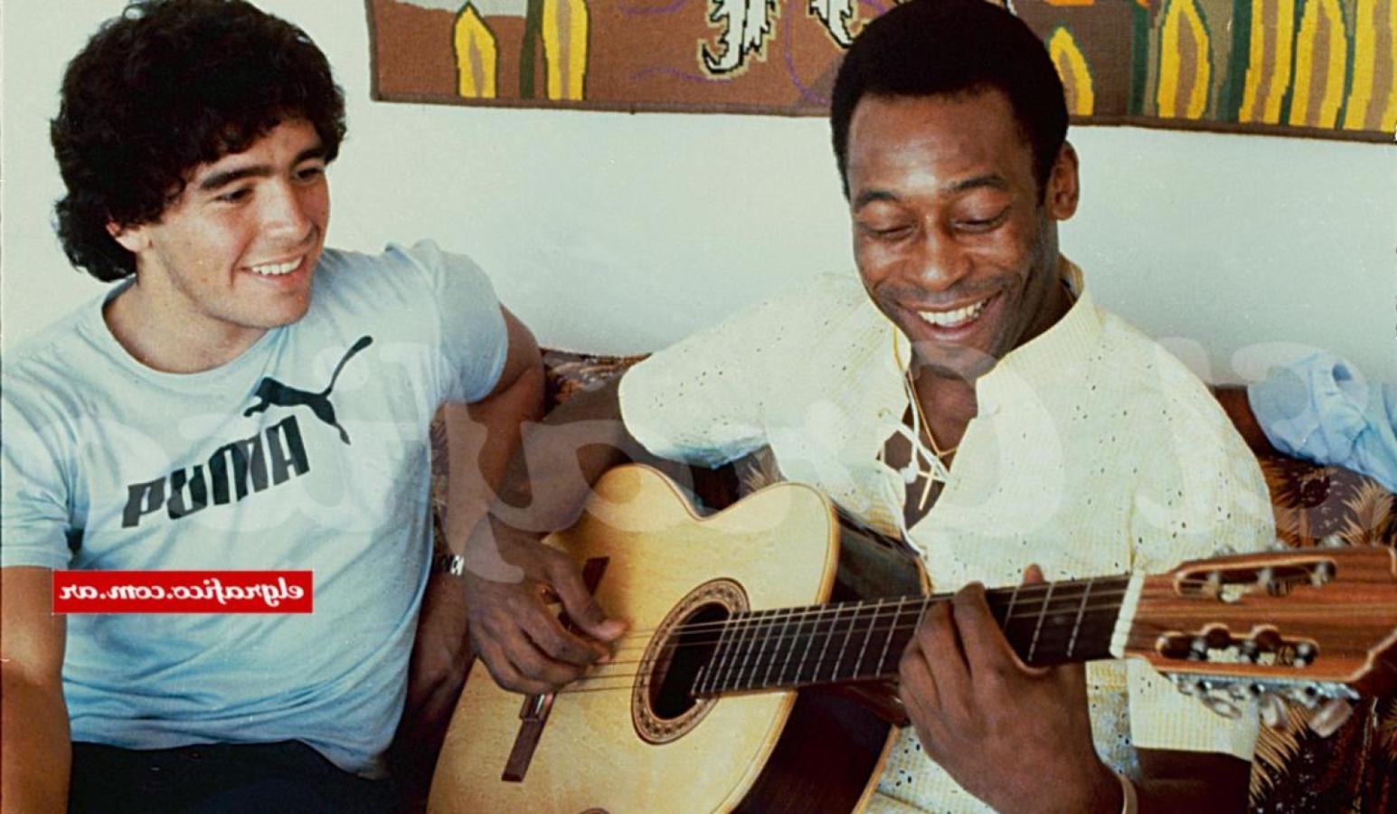 Imagen Maradona y Pelé en su primer enccuentro.