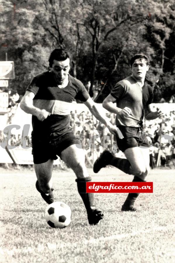 Imagen El Beto llegó a Boca en 1962y jugó en el Xeneize hasta 1968. Consiguó 3 Campeonatos de Primera División (1962, 1964 y 1965). La foto corresponde al año 1965.