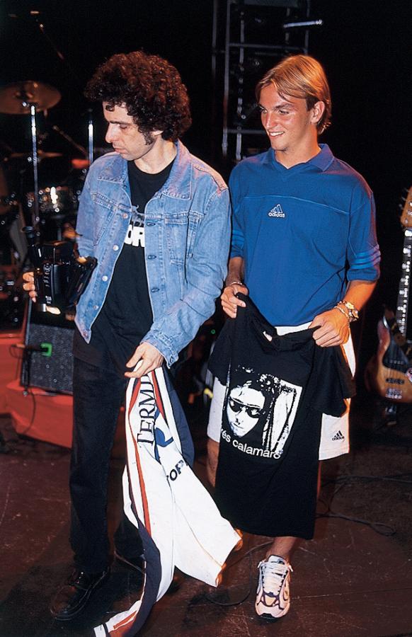 Sobre el escenario del Gran Rex, un rato antes de uno de los recitales de Calamaro, hicieron un cambio de camisetas.