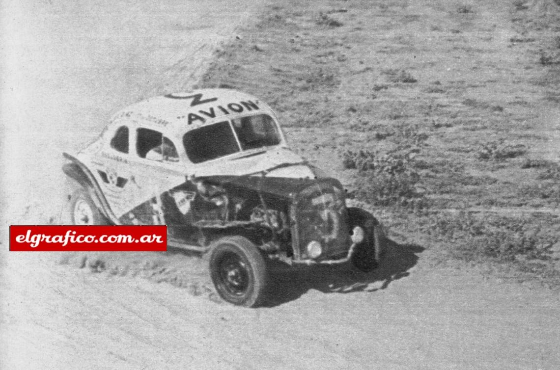 Imagen En una curva cerrada nuestro fotógrafo Legarreta tomó al Ford de Daniel Musso, el clasificado segundo y que en toda la carrera anduvo siempre entreverado en los puestos de vanguardia. Puede observarse la polvareda que levanta la máquina en el sediento camino. 