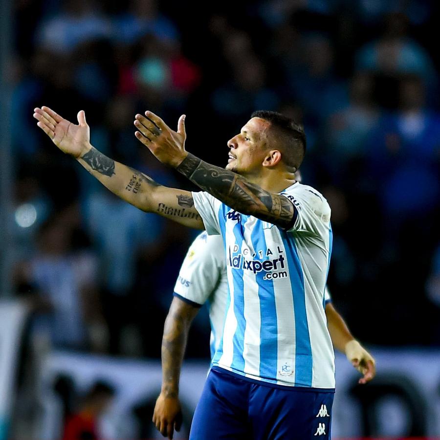 Imagen Cuando todo era sonrisas entre Vecchio y Racing. El volante está forzando su salida.