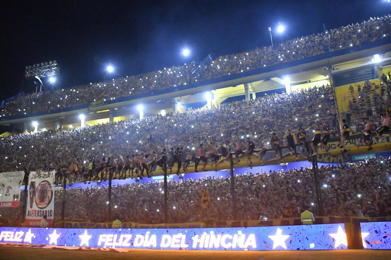 Imagen Las tres bandejas con hinchas de Boca a puro festejo en su día.