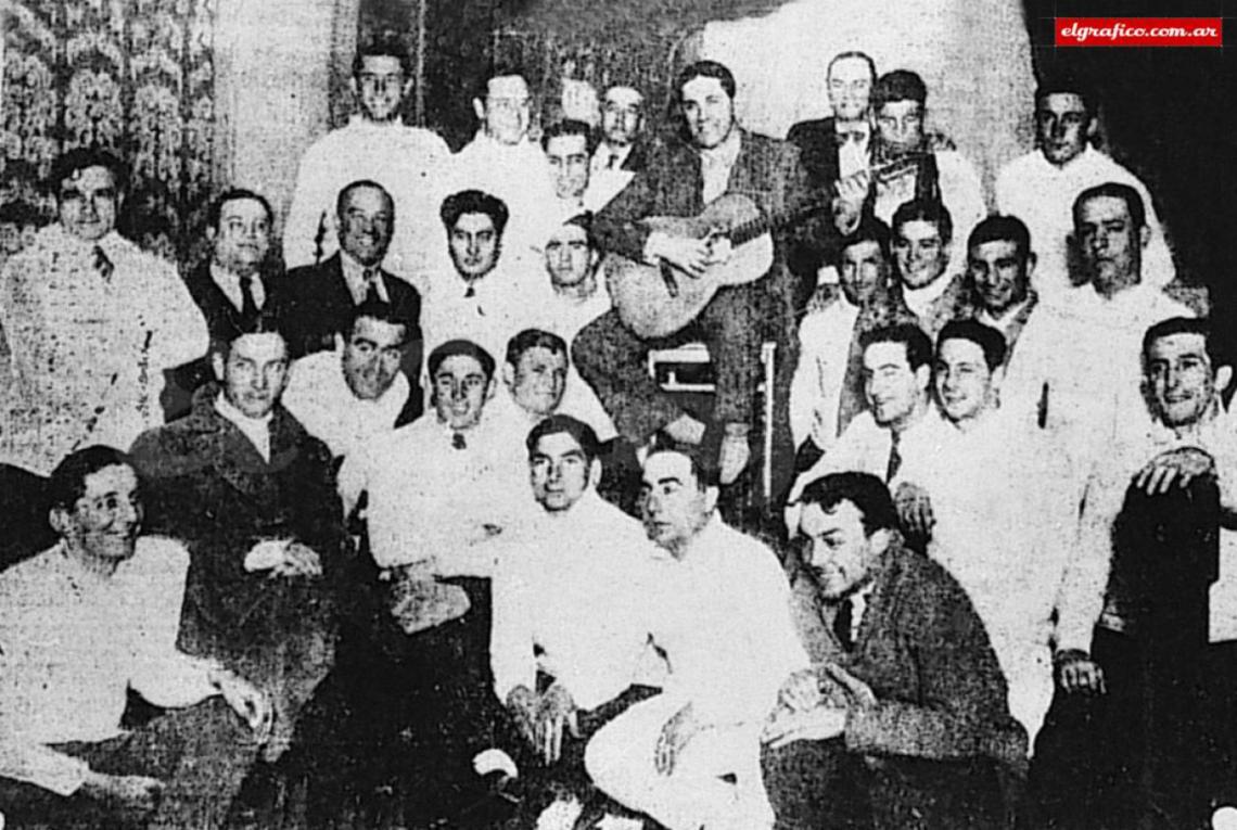 Imagen 1930. Una reliquia: Gardel cantando en la concentración de Argentina dos días antes de la final del mundial. Orsi esta sentado a la derecha del "Mudo".