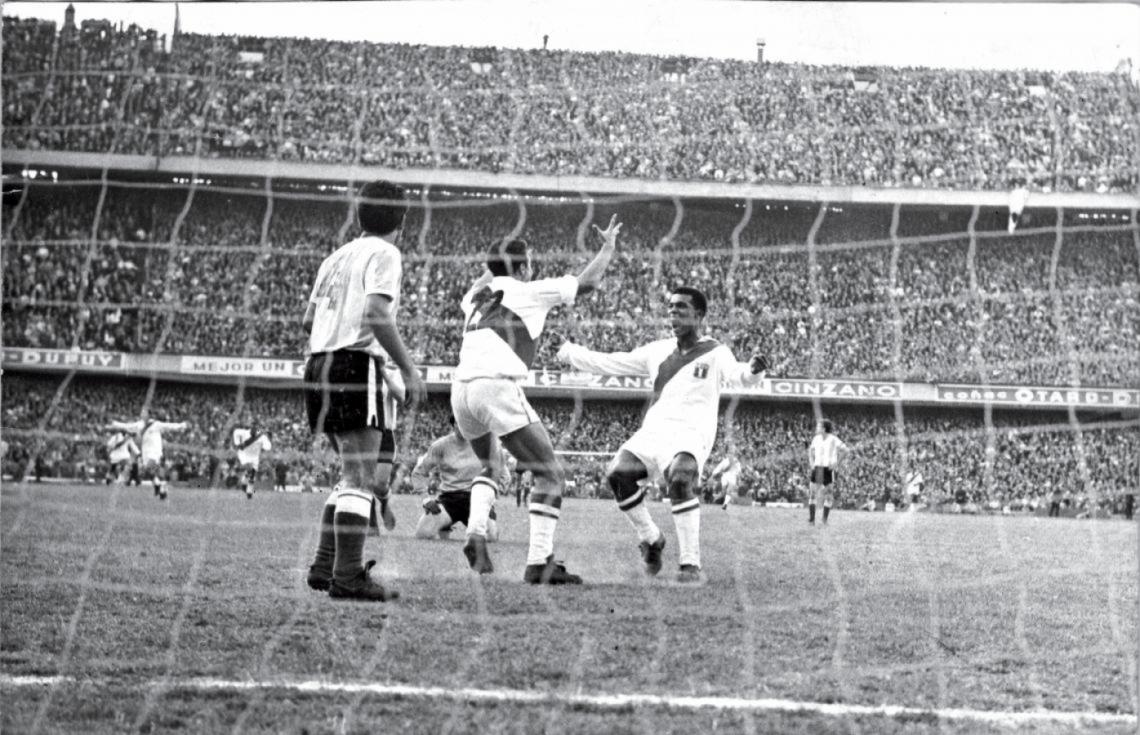 Imagen Ramírez y Cubillas festejan el segundo de Perú en las narices de Gallo. Argentina queda por única vez afuera de un Mundial por eliminatorias.