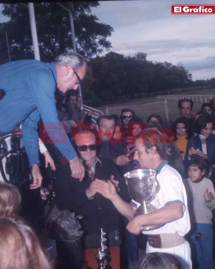 Imagen Barrancas del Salado recibe em 1979 por séptima vez consecutiva el trofeo al campeón argentino de pato.
