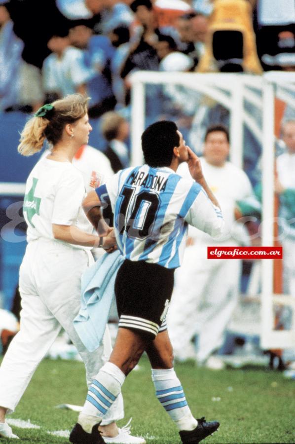 Imagen Maradona es llevado al control antidopaje tras jugar ante Nigeria.