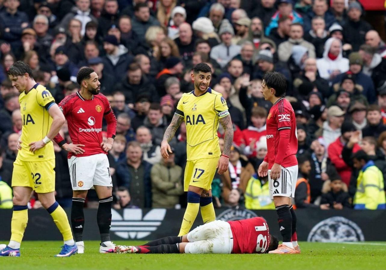 Imagen Cuti Romero dialoga con su amigo Licha Martínez tras ser expulsado en Old Trafford.