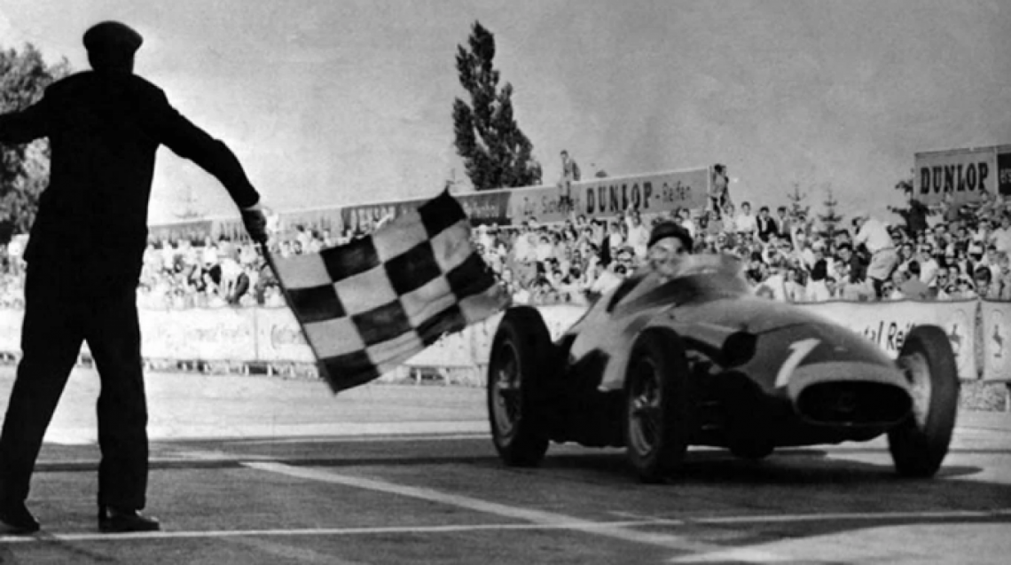 Imagen Fangio triunfa en el circuito alemán en 1957