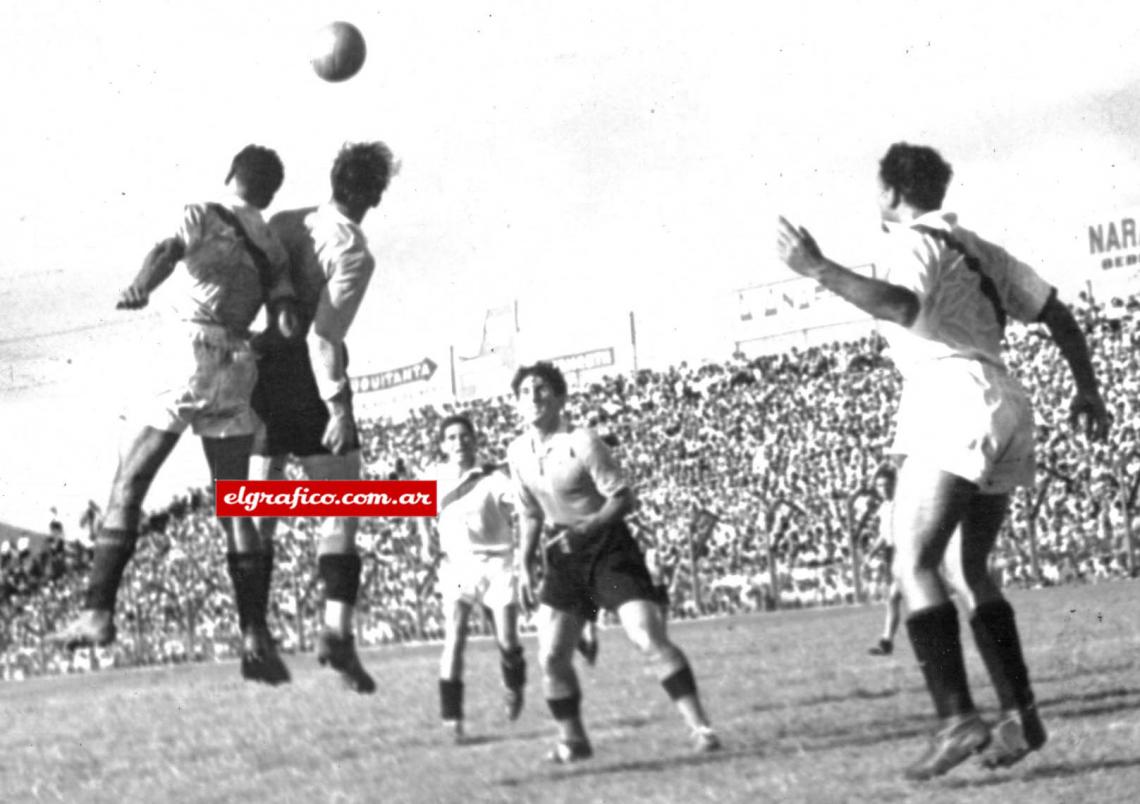 Imagen El peruano Alcalde y el uruguayo Zunino saltan para cabecear la pelota, consiguiendo hacerlo el segundo de ellos. Zunino fue el mejor de la línea media uruguaya, punto flojo del equipo celeste.