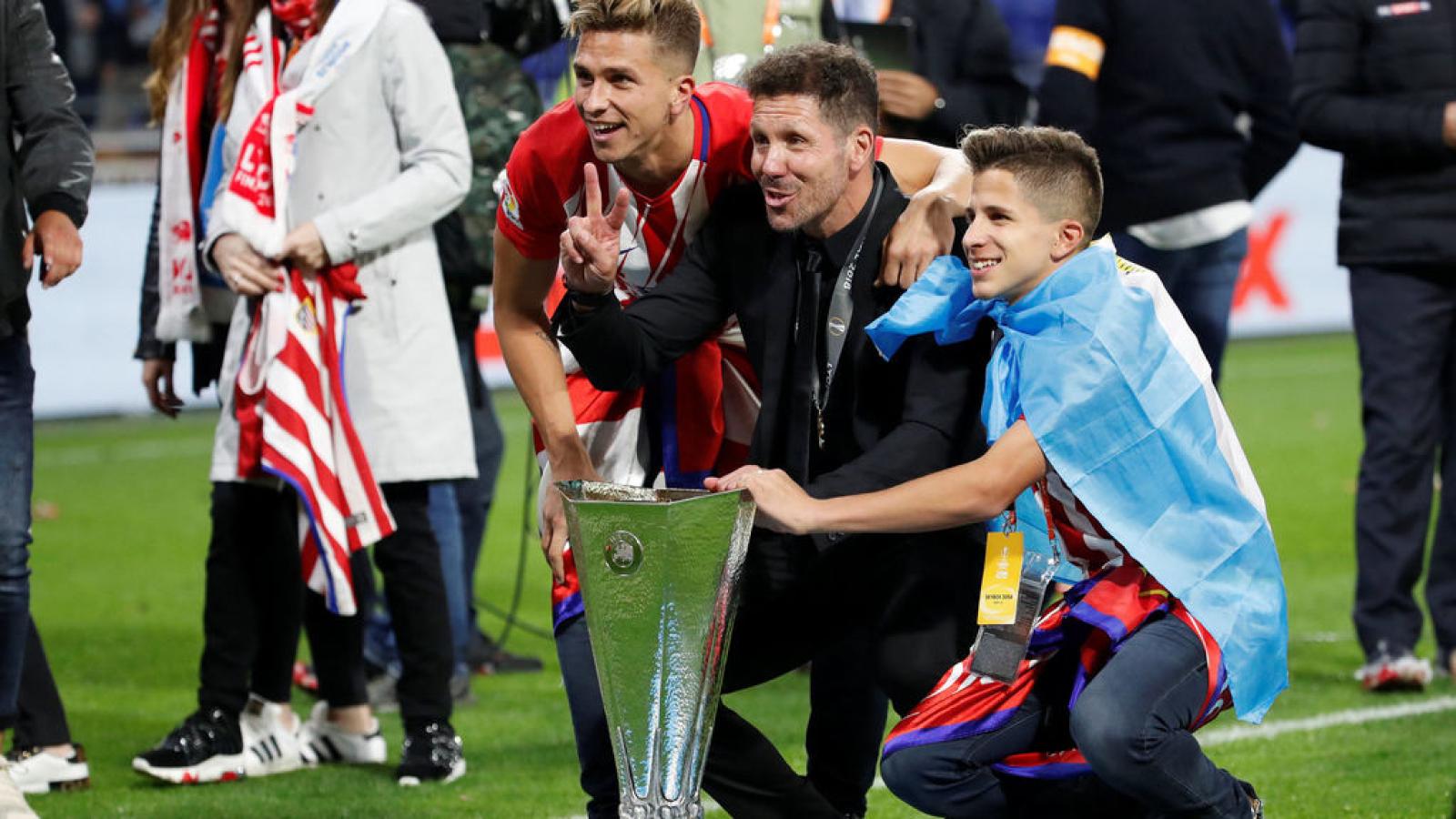 Imagen El Cholo celebra en Francia la segunda Europa League con dos de sus hijos.