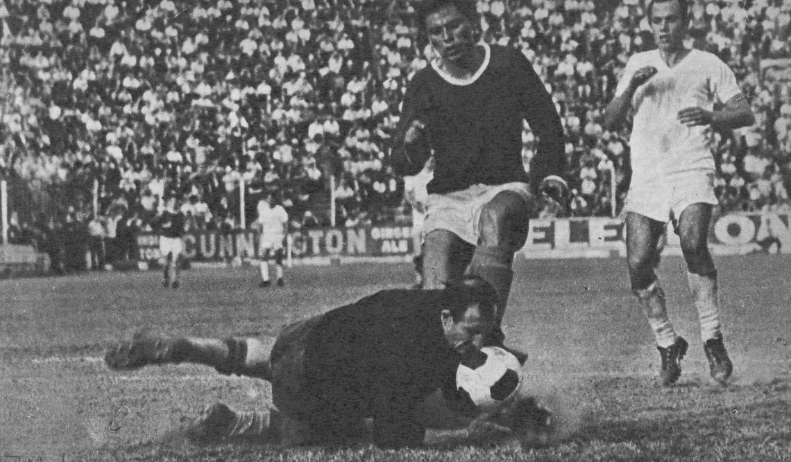 Imagen Español buscaba el empate cuando este gol liquidó el partido. Andretta cedió obligado a Negri. Pareció que la pelota era del arquero, pero arremetió. Acosta y se le fue de las manos...