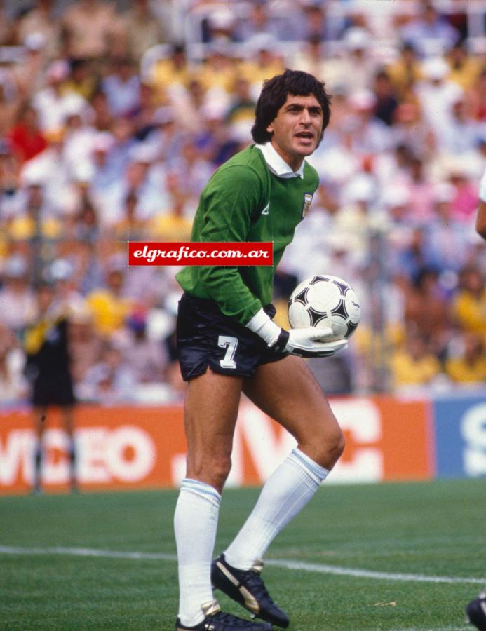 Imagen Durante su tercer Mundial, en España 1982. "Argentina perdió bien. Murió de pie, frente a Italia y Brasil, dos selecciones que estaban en el pico de su rendimiento. Nosotros lo alcanzamos en el ’79 y el ’80. A partir del ‘81 ya veníamos en pendiente”.