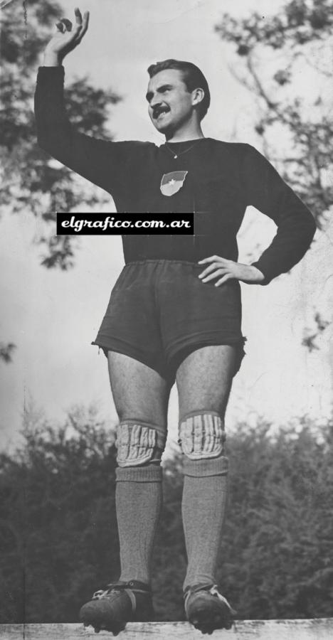 Actitud muy simbólica del más representativo jugador de Chile y también del obligado capitán de sus selecciones.