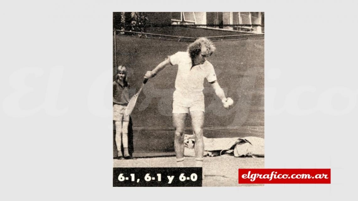 Imagen Ya a tres sets, y perdiendo sólo dos games, Vilas batió a Ray Moore.