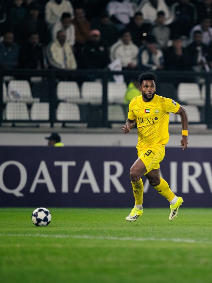 Imagen Miguel Borja levanta la cabeza en busca de un compañero. El colombiano está encendido en Al Wasl.