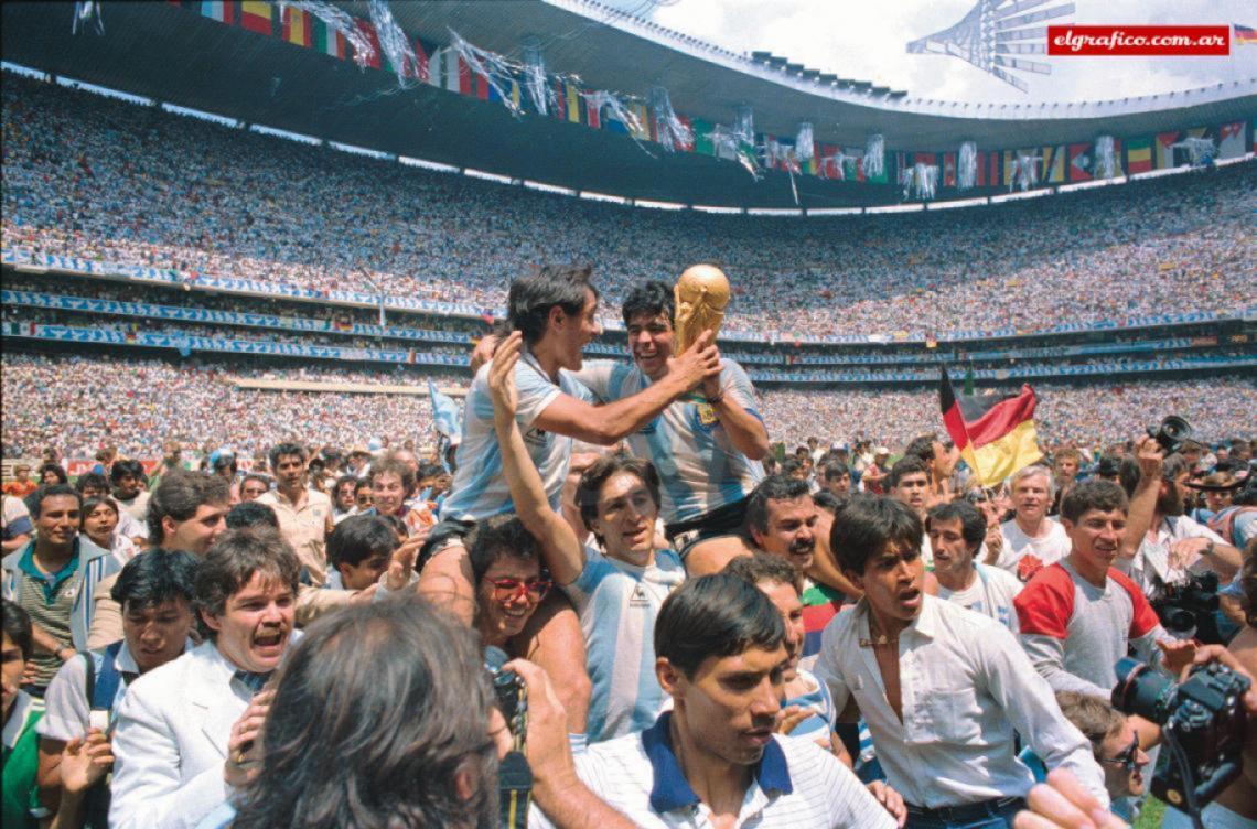 Imagen Maradona y Giusti en andas, la Copa del Mundo en las manos del capitán
