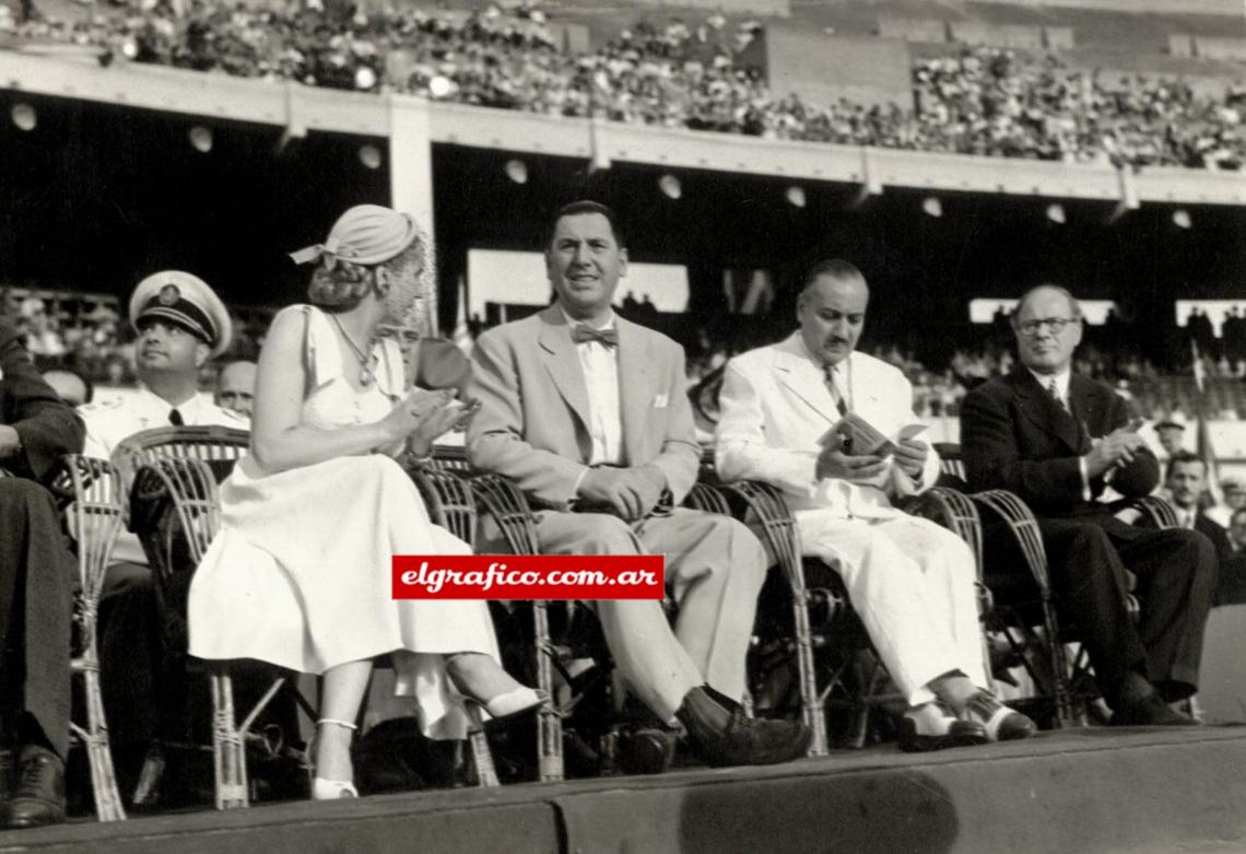 Imagen La pareja presidencial el día de cierre de los Juegos Panamericanos Buenos Aires 1951. Foto: Ricardo Alfieri.