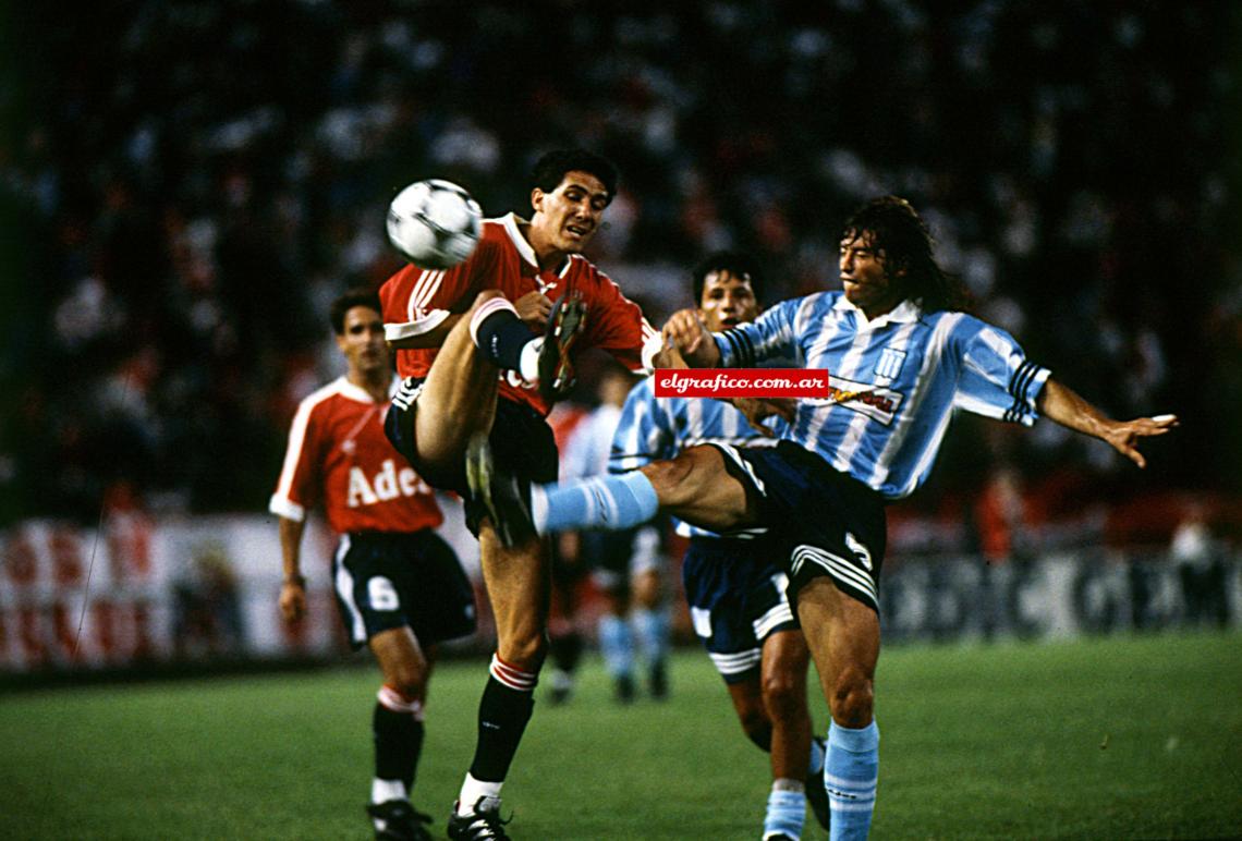 Diego Cagna y Abelardo Vallejos disputan la pelota, así se jugó el clásico.