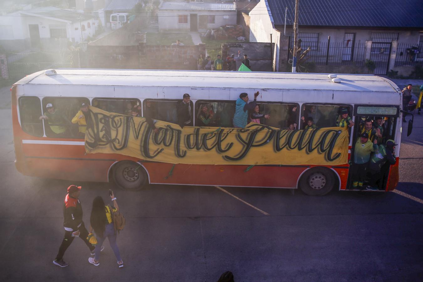 Imagen Los hinchas de Aldosivi llegan al Minella en un micro escolar. Foto: Izquierdo Diego (Telam)