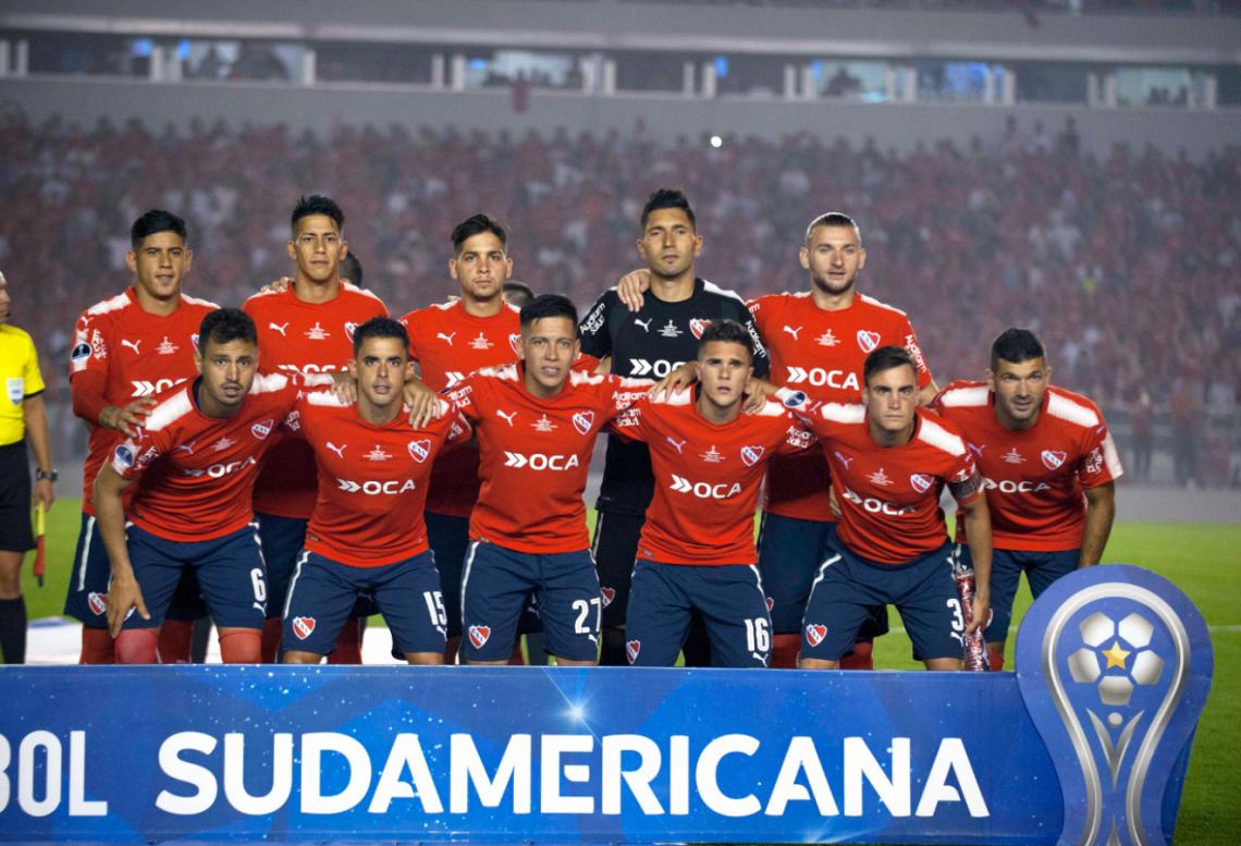 Imagen Formación del 6 de diciembre de 2017, partido de ida por la Sudamericana 2017. Parados: Alan Franco, Maximiliano Meza, Martín Benítez, Martín Campaña, Gastón Silva Agachados: Juan Sanchez MIño, Diego Rodriguez, Ezequiel Barco, Fabricio Bustos, Nicolás Tagliafico y Emmanuel Gigliotti.