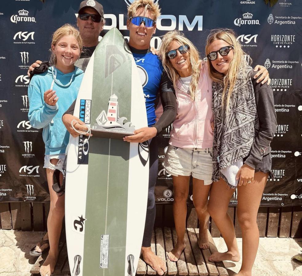 Imagen Franco en el podio con sus padres y hermanas tras ganar nuevamente la primera fecha del circuito nacional.