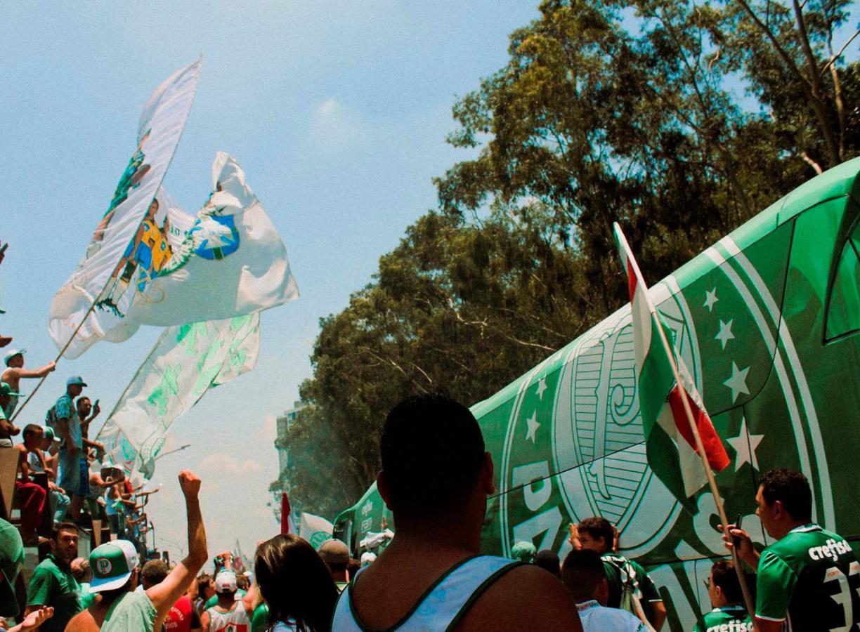 Imagen Los hinchas despidieron con un banderazo a Palmeiras antes de viajar a Buenos Aires.