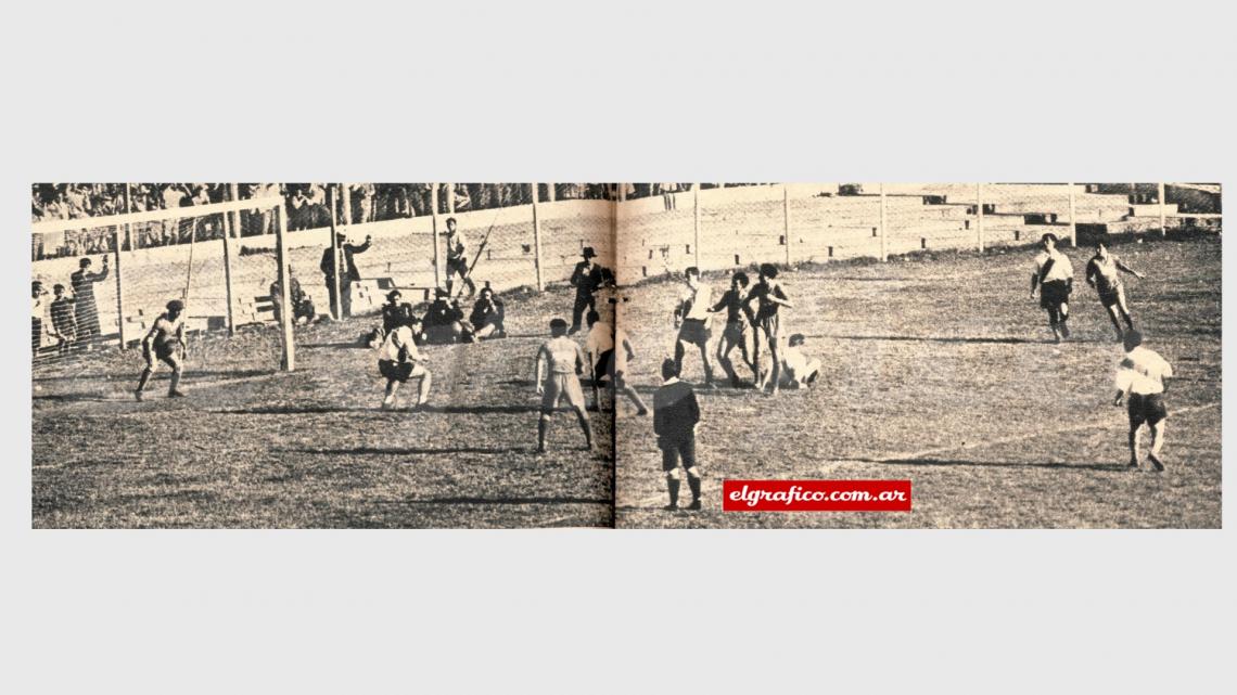 Se jugó con energía y en ocasiones, con brusquedad. La foto da sensación del movimiento que generó ataque de los perdedores: para que Vasini, en última instancia, pueda rechazar. Malazzo continúe a Careri; Rodolfi está junto a García y González; Fatechi en el suelo y Cherro a la expectativa. La situación fue provocada por una jugada de Gaspari, quien actuó muy bien.