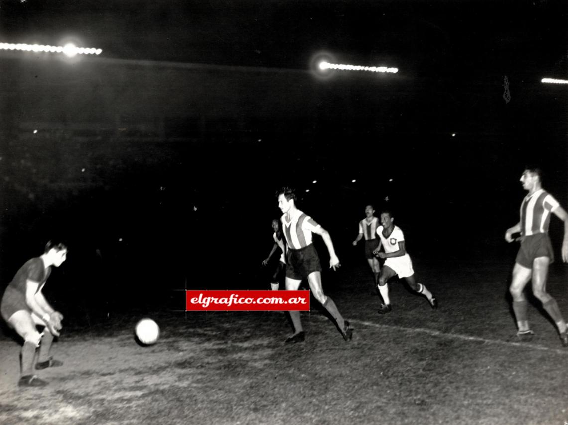 Ricardo va a recoger sin dificultad la pelota, impulsada por Heleno. Durante la segunda etapa los argentinos cedieron defensiva a los rivales, concretándose a cuidar la ventaja. La defensa respondió entonces en gran forma y con limpieza.