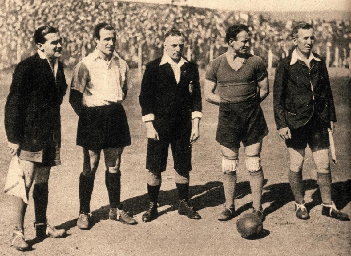 El referee británico contratado por la Asociación del Fútbol Argentino, señor Isaac Caswell, acompañado por los linesman y los capitanes de Racing y Ferrocarril Oeste, Guaita y Patrignani.