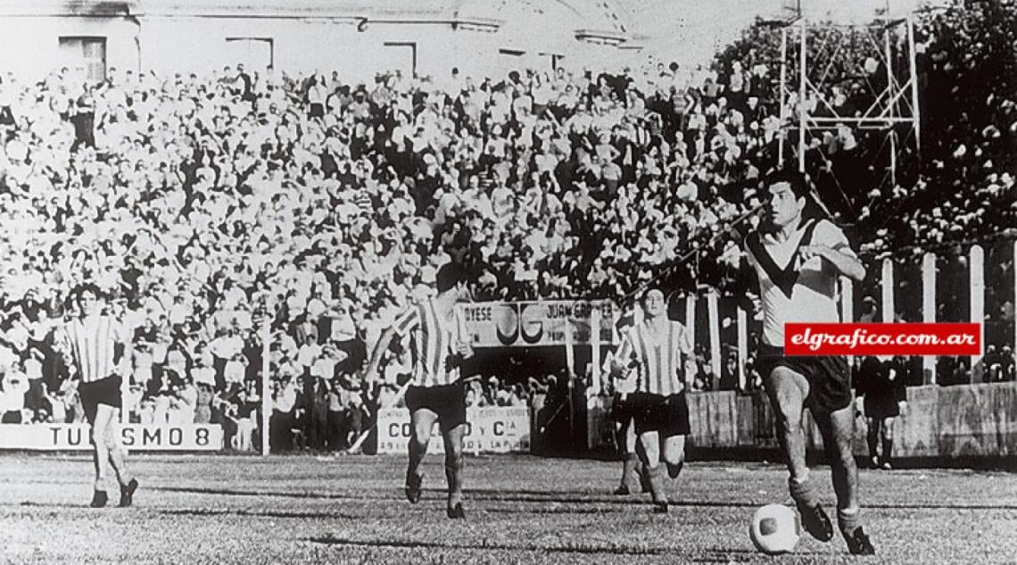 Imagen En la dura cancha de Estudiantes, como si nada, mientras Manera y Bedogni se recriminan.