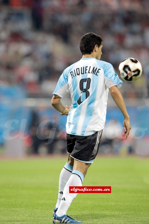 Román hace lo que quiere con la pelota. Dueño de una técnica difícil de igualar.