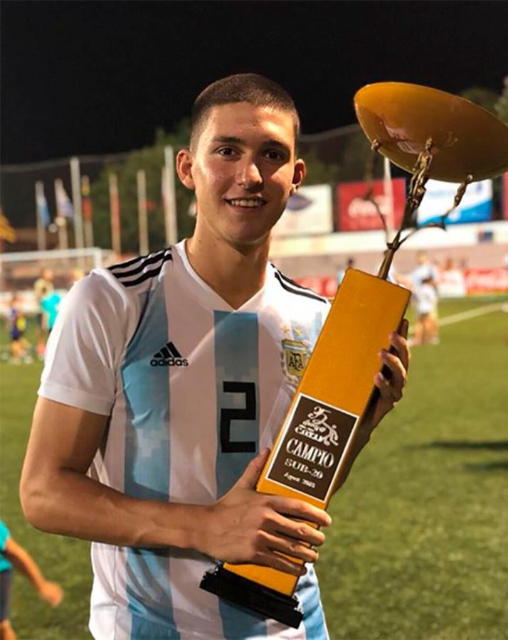 Imagen Balerdi y el trofeo en 2018