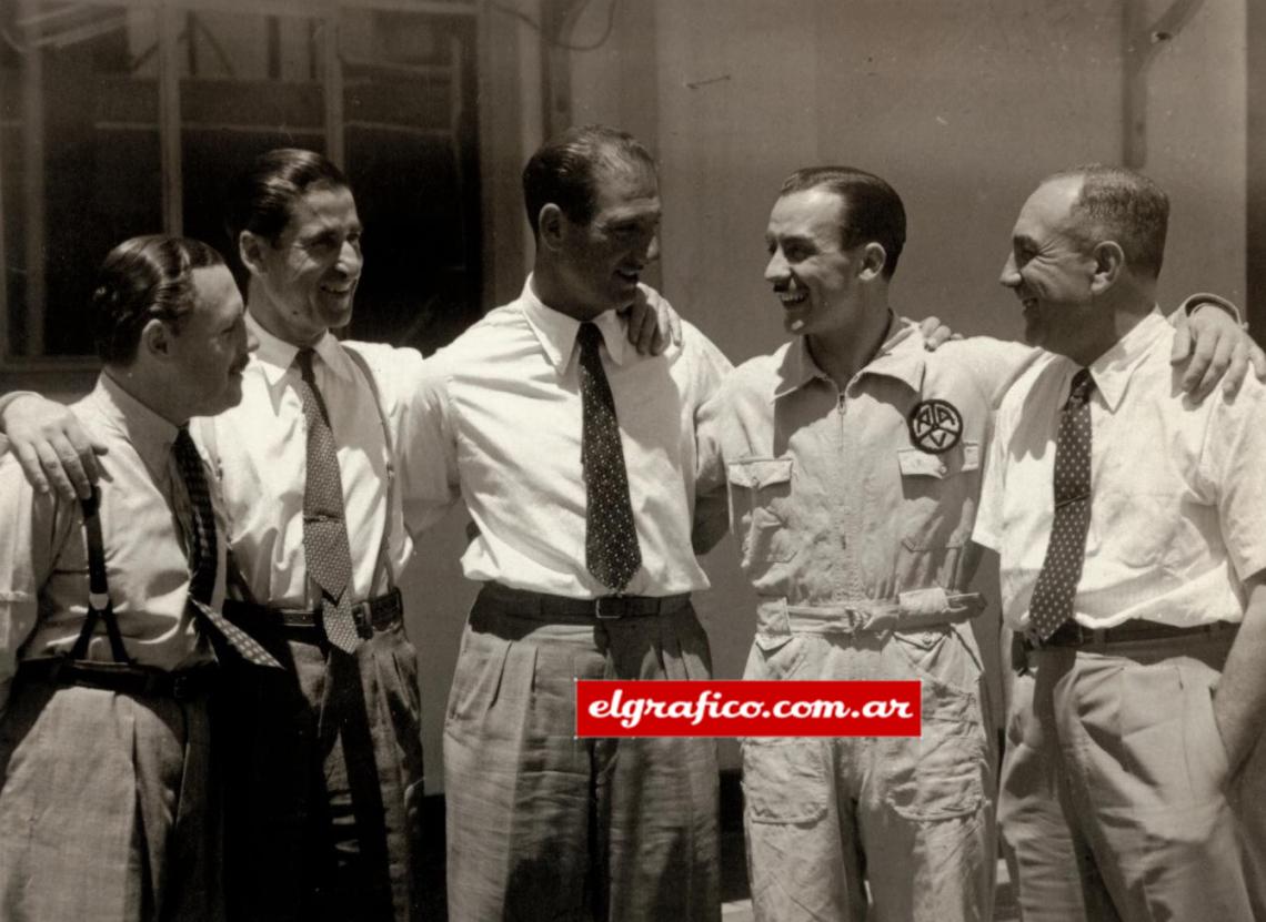 Imagen En la foto Poliznetti (fotógrafo de El Gráfico), T, García Escribano, Roberto De Vicenzo, Juan Galvez y Ricardo Lorenzo.