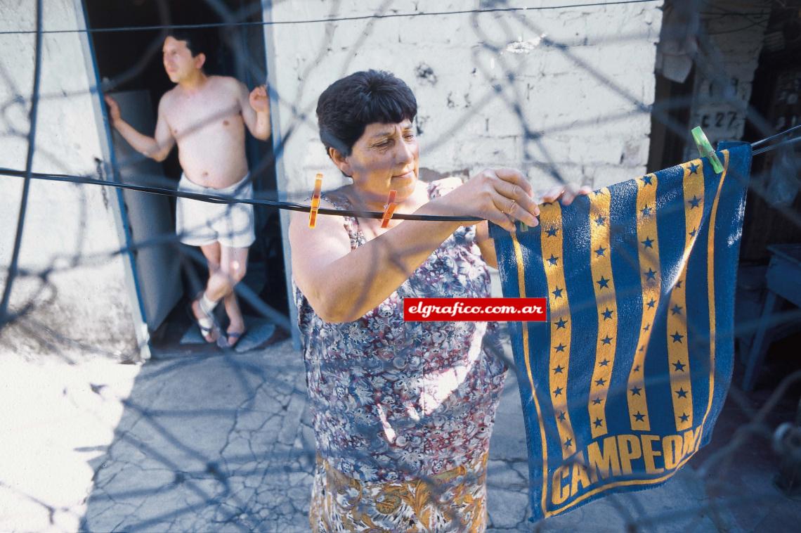 Imagen Madres y esposas, fundamentales a la hora de ayudar al equipo: los domingos lavan, secan y planchan la ropa de los jugadores.